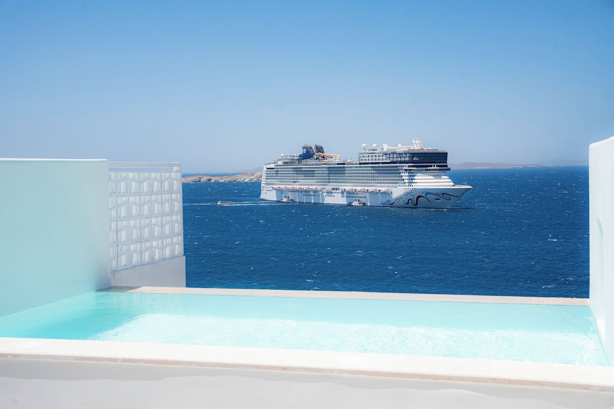 Un crucero en el océano, visto desde una zona junto a la piscina.