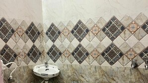 مناشف، صابون، شامبو، ورق حمّام