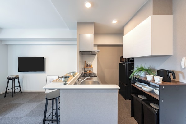 Family Suite, Non Smoking (901) | Private kitchen