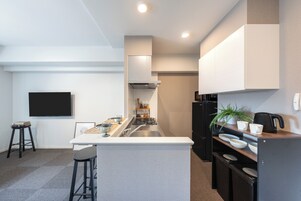 Family Suite, Non Smoking (901) | Private kitchen | Full-size fridge, microwave, stovetop, cookware/dishes/utensils