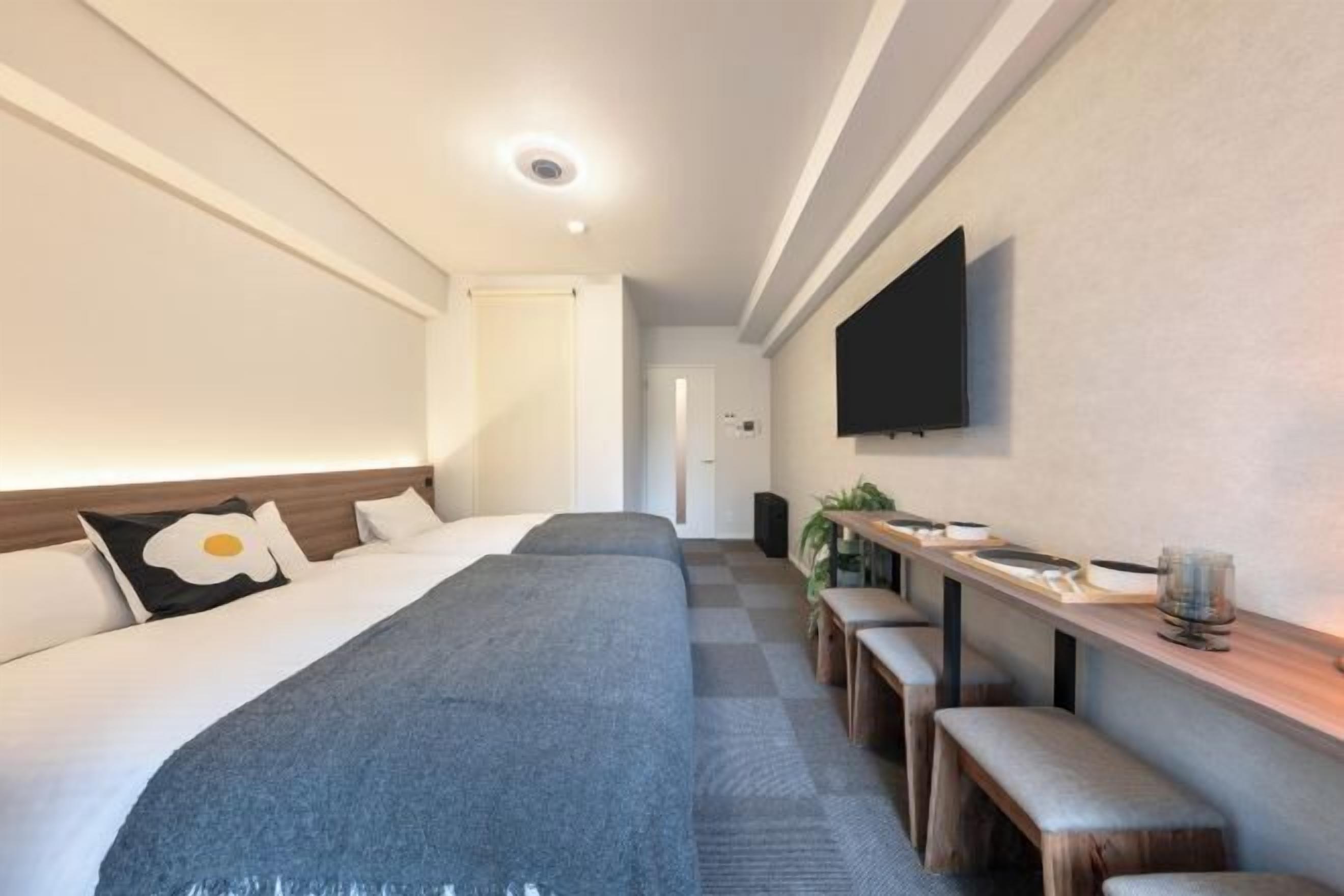 Màn/rèm cản sáng, bàn ủi/dụng cụ ủi quần áo 