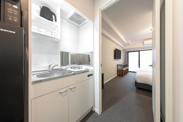 Superior Twin Room, Non Smoking (201) | Private kitchen | Full-sized fridge, microwave, stovetop, cookware/dishes/utensils