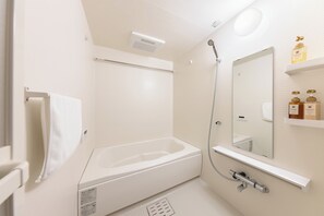 Familien-Suite, Nichtraucher (901) | Badezimmer | Haartrockner, Hausschuhe, Bidet, Handtücher