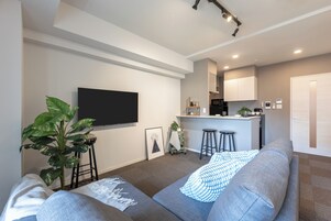 ファミリー スイート 禁煙 (901) | リビング エリア | 50 インチの薄型テレビ (ケーブル放送視聴可)