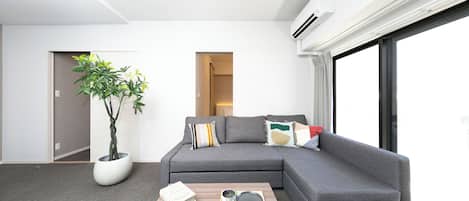 Family Suite, Non Smoking (901) | Living area | 50-inch flat-screen TV with cable channels