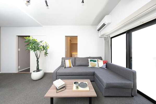 Family Suite, Non Smoking (901) | Living area | 50-inch flat-screen TV with cable channels
