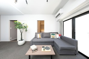 Family Suite, Non Smoking (901) | Living area | 50-inch flat-screen TV with cable channels