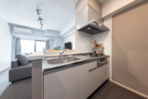 ファミリー スイート 禁煙 (901) | 専用キッチン | 大型冷蔵庫、電子レンジ、コンロ、調理器具と食器