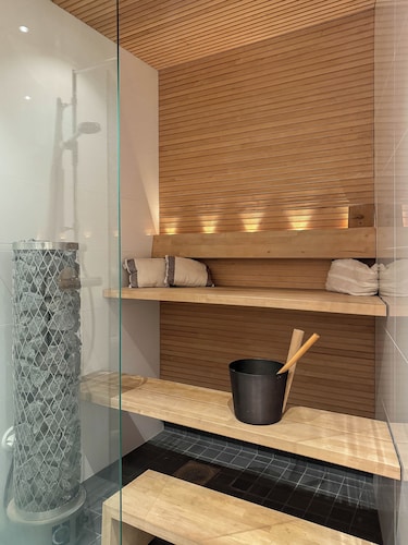 Stylish Downtown 2BR Flat with Sauna and Work Area