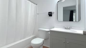 Suihku, hiustenkuivaaja, pyyhkeet, saippua