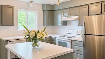 Mikroaaltouuni, liesi, astianpesukone