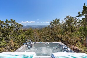 Outdoor spa tub - Ski Discounts! Luxury Home with Incredible Mountain Views (Santa Fe)