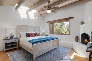 3 habitaciones, escritorio y tabla de planchar con plancha 