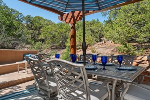 Outdoor dining - Luxury Home with Incredible Mountain Views (Santa Fe)
