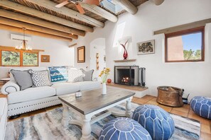 Televisión y chimenea 