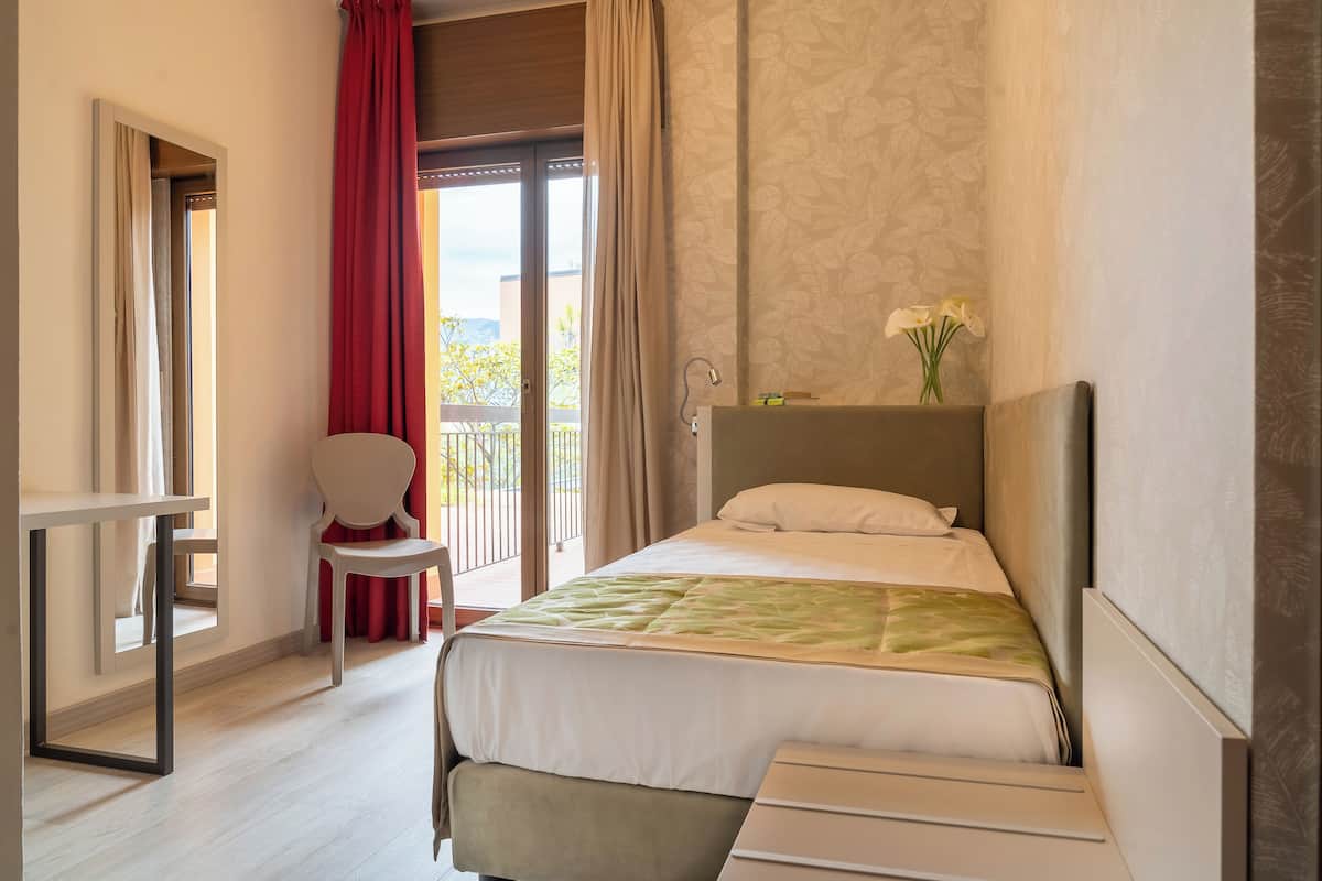 Comfort Single Room | In-room safe, desk, blackout drapes, soundproofing