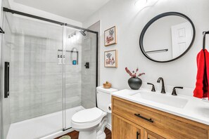 ヘアドライヤー、タオル、石鹸、トイレットペーパー