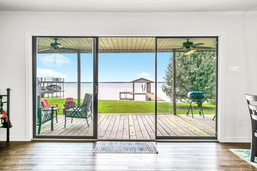 Cute Lakefront Cabin with Beautiful Sunsets in charming Gun Barrel City