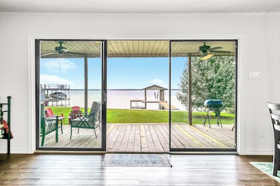 Cute Lakefront Cabin with Beautiful Sunsets in charming Gun Barrel City