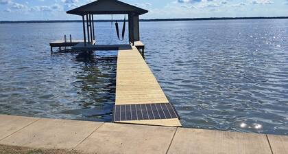 Cute Lakefront Cabin with Beautiful Sunsets in charming Gun Barrel City