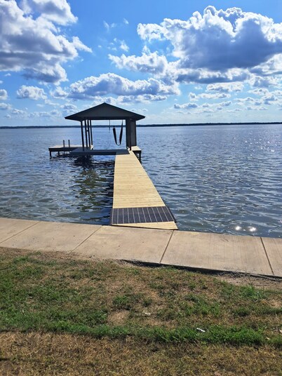 Cute Lakefront Cabin with Beautiful Sunsets in charming Gun Barrel City