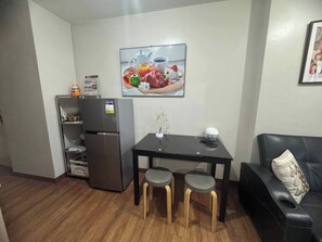 Condo, 1 habitación, para fumadores, balcón | Comedor