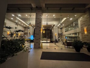 Condo, 1 habitación, para fumadores, balcón | Lobby