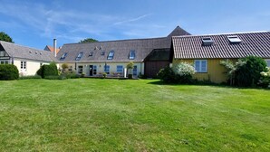 A large, multi-story building with a well-maintained lawn in front. - Rødkærgård Bed & Breakfast (Kerteminde)
