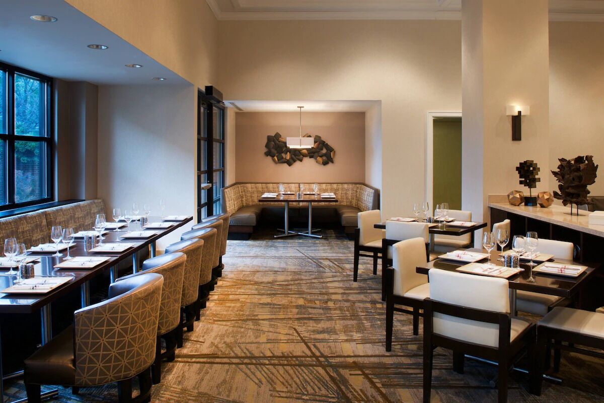 Un restaurant doté d’une grande salle à manger, de coins repas et d’un bar.