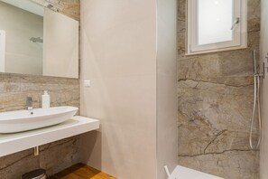Douche, bidet, serviettes fournies, shampoing