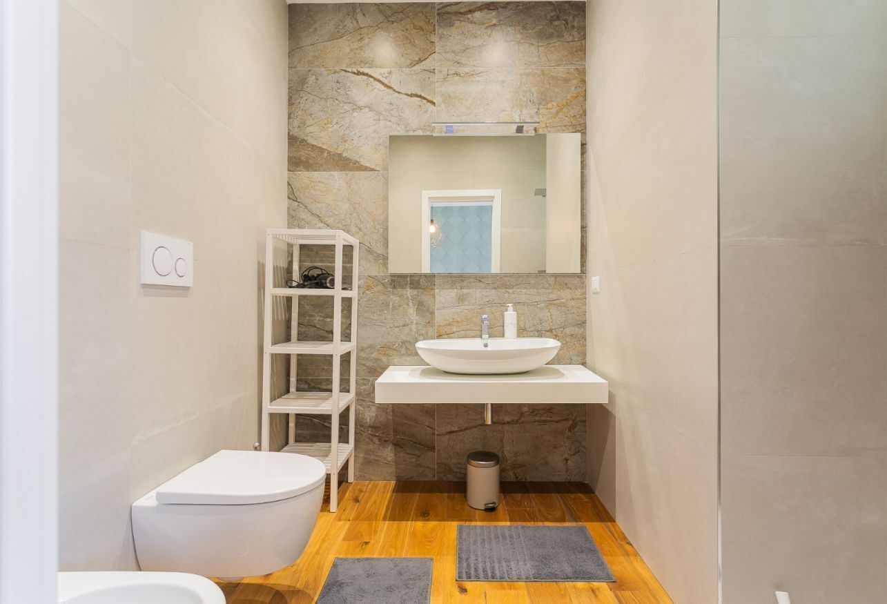 Bruser, bidet, håndklæder, Shampoo