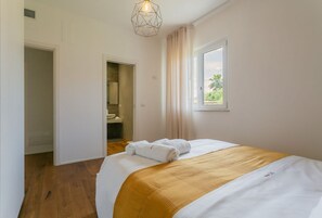 2 Schlafzimmer, Bügeleisen/Bügelbrett