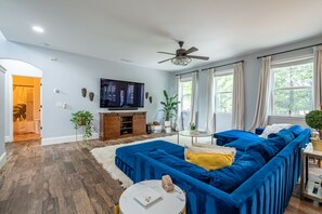 Smart-tv, videospil, dvd-afspiller, bøger