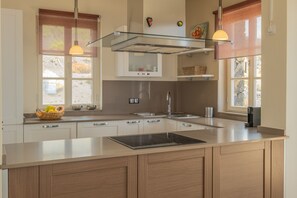 Fridge, oven, dishwasher, coffee/tea maker