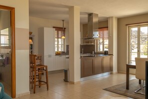 Fridge, oven, dishwasher, coffee/tea maker