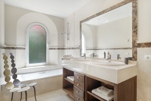 Shower, hair dryer, towels - Luxury Golf Villa Arcos Golf (Arcos de la Frontera)