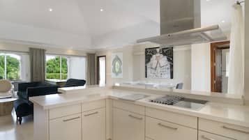 雪櫃、微波爐、焗爐、爐具