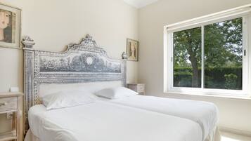 4 bedrooms, iron/ironing board, free WiFi, bed sheets