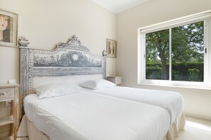 4 bedrooms, iron/ironing board, free WiFi, bed sheets