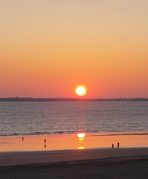 På stranden