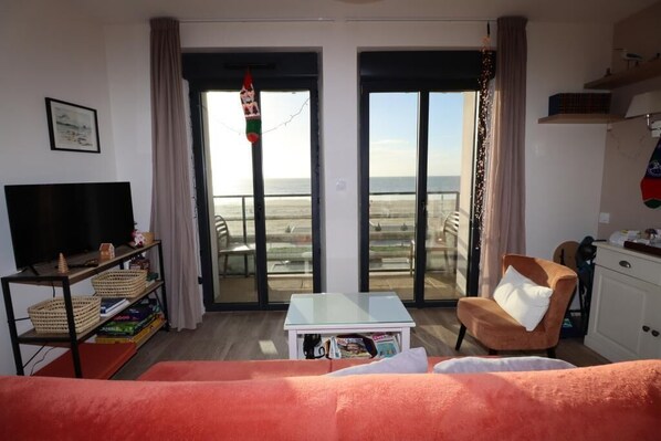 Smart TV, table tennis