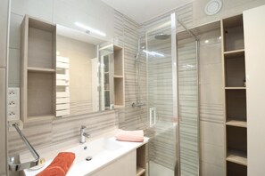Douche, sèche-cheveux