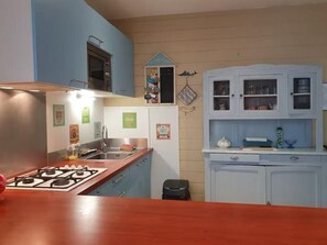 Kylskåp, mikrovågsugn, ugn och spishäll
