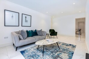 Apartment (Modern Flat, Steps from Oxford Street) | Living room