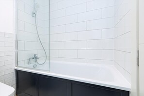 公寓 (Modern Flat, Steps from Oxford Street) | 浴室