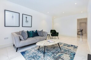 Apartment (Modern Flat, Steps from Oxford Street) | Living room