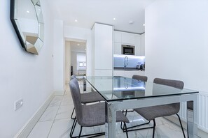 Private kitchen - Modern Flat, Steps From Oxford Street! (London)