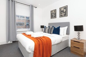 Apartment (Modern Flat, Steps from Oxford Street)