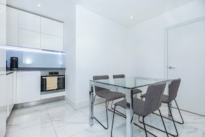 Apartment (Modern Flat, Steps from Oxford Street) | Living room