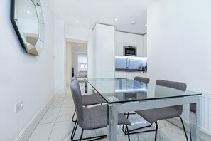 Apartment (Modern Flat, Steps from Oxford Street) | Private kitchen